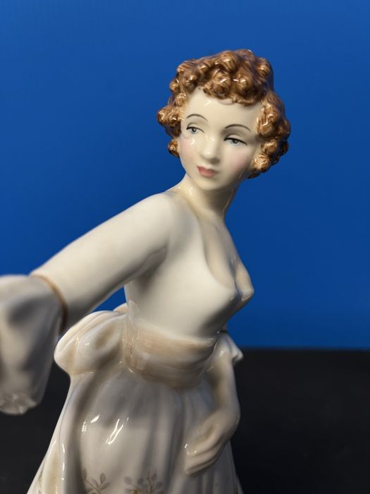 Красива,порцеланова фигура-Royal Doulton,England