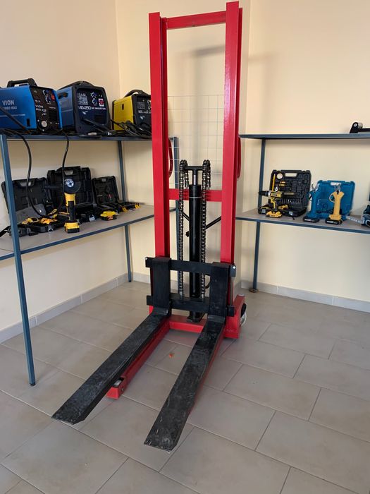 Стакер високоповдигач хидравличен