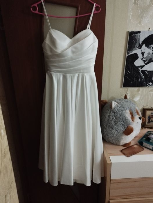 Продаю новое платье, 42 размера, цвет белый