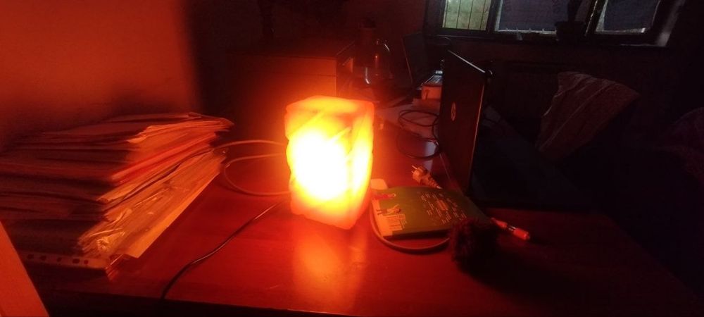 Kon tuzidan yasalgan davolovchi lampa