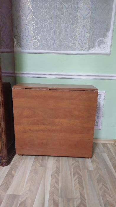 Шифоньер и стол раздвижной