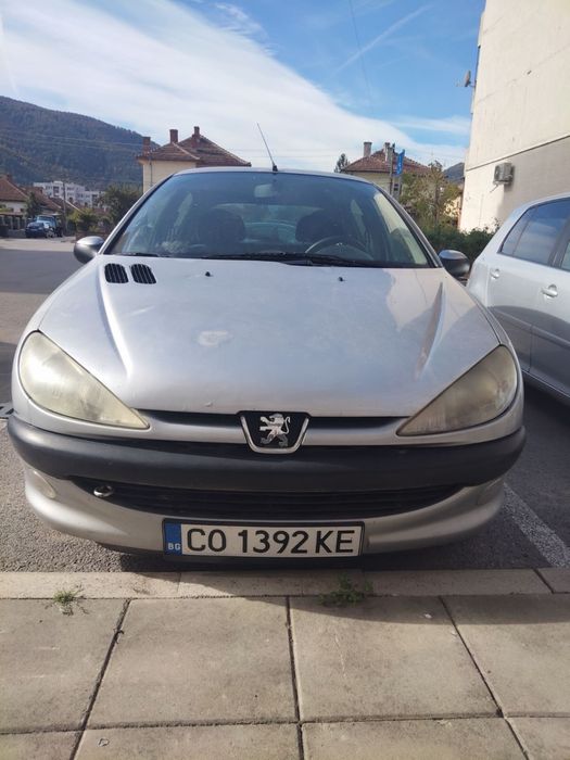 Продавам Пежо 206