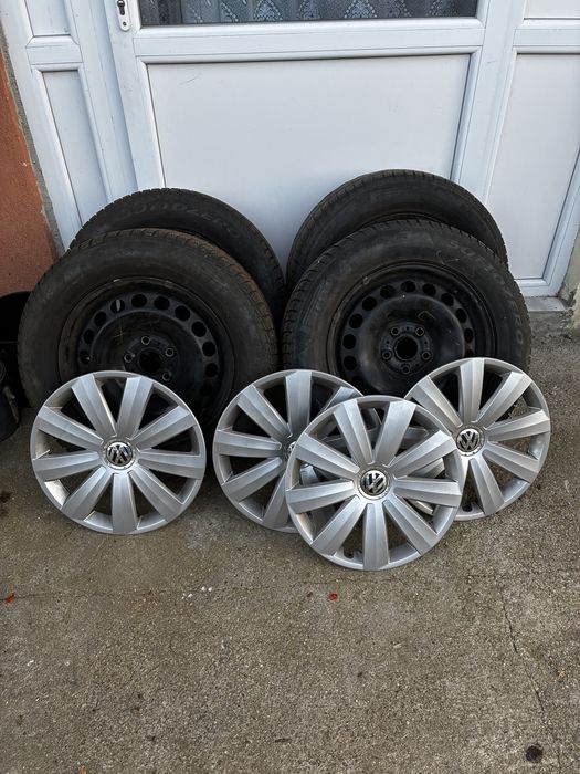 Vând set 4 anvelope de iarnă Pirelli + jante tablă + capace originale