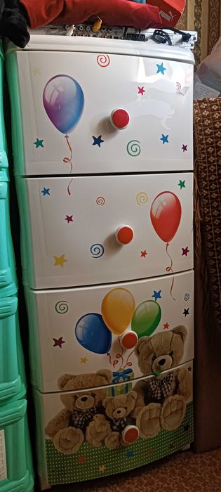 Комод пластиковый, второй из дерева