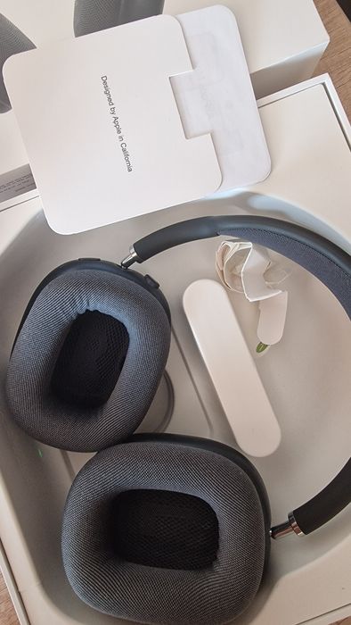 Căști Airpods Max aproape noi apple
