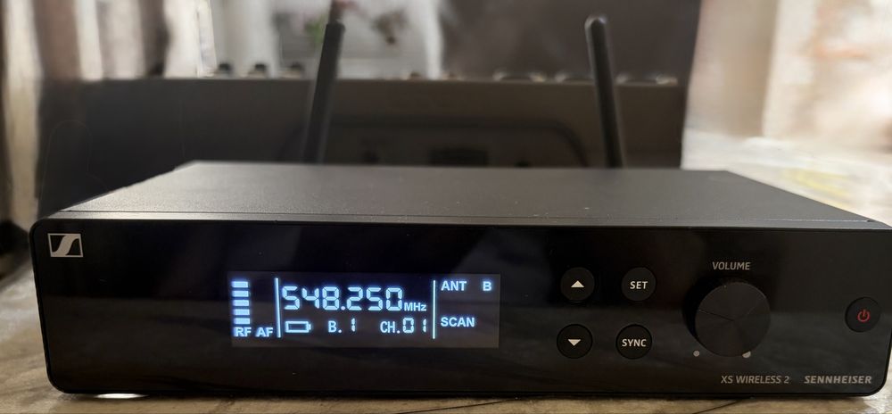 Vand mixer si microfon,in stare foarte buna.Detalii in privat!