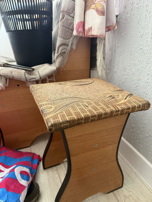 Отдам кухонный уголок с тульчиками