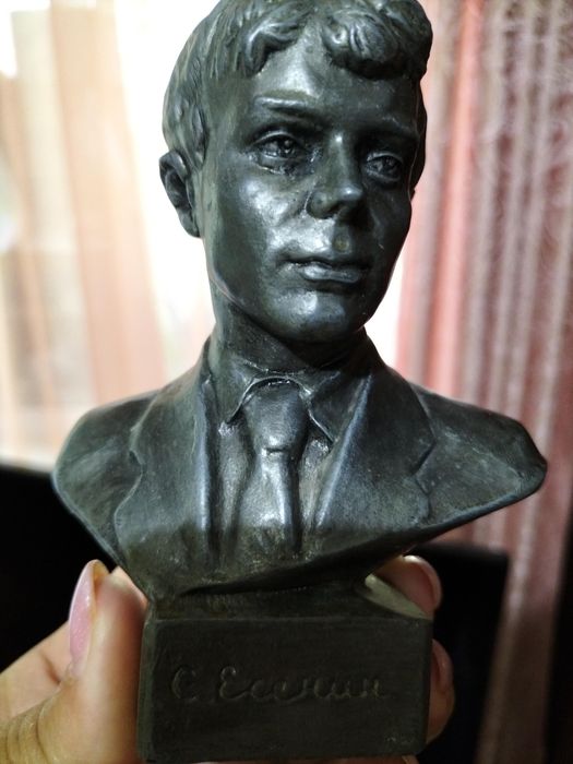 Фарфоровая статуэтка