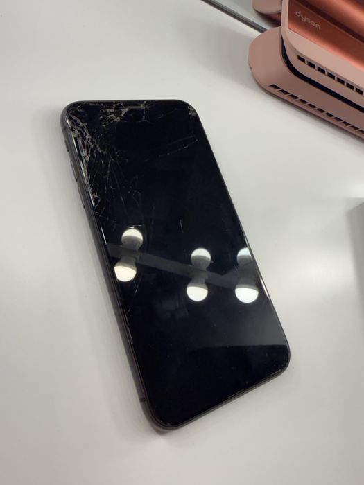 Iphone 11 cu ecranu fisurat