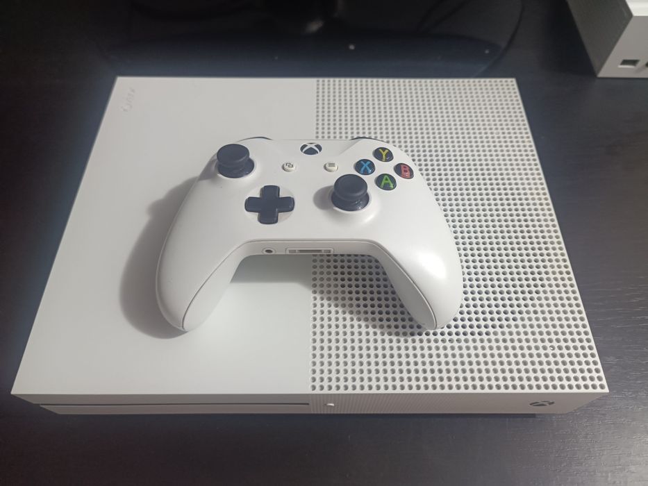 Xbox One S cu un controller și 9 jocuri