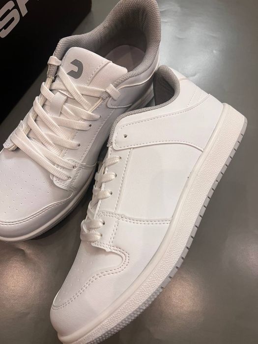 Акция, продается кроссовка