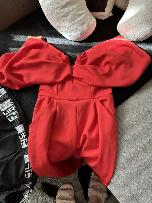 Salopetă roșie cu decolteu în V