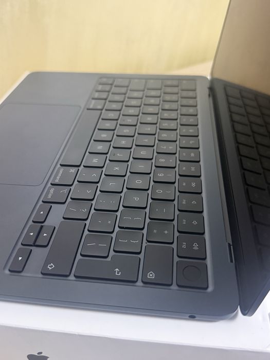 Mac Book Air 13 - M3, 16gb, 256 GB SSD