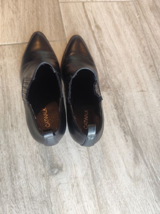 Gheata decupata piele mărimea 38