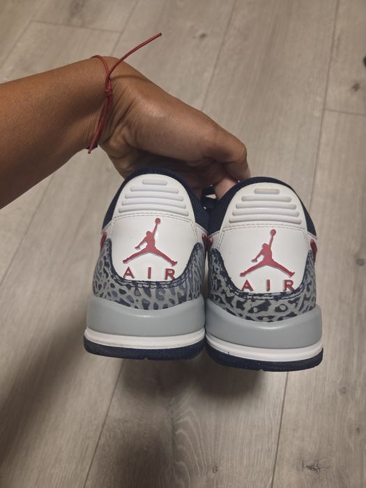 Момчешки обувки Nike Jordan син, бял, червен цвят