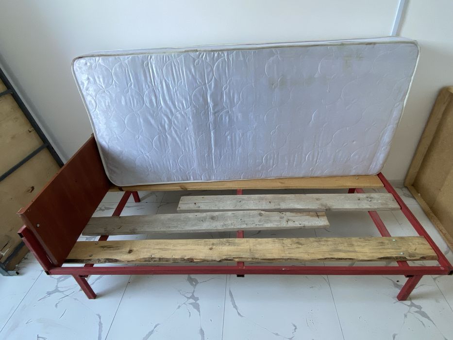 Продам кровать с матрасом