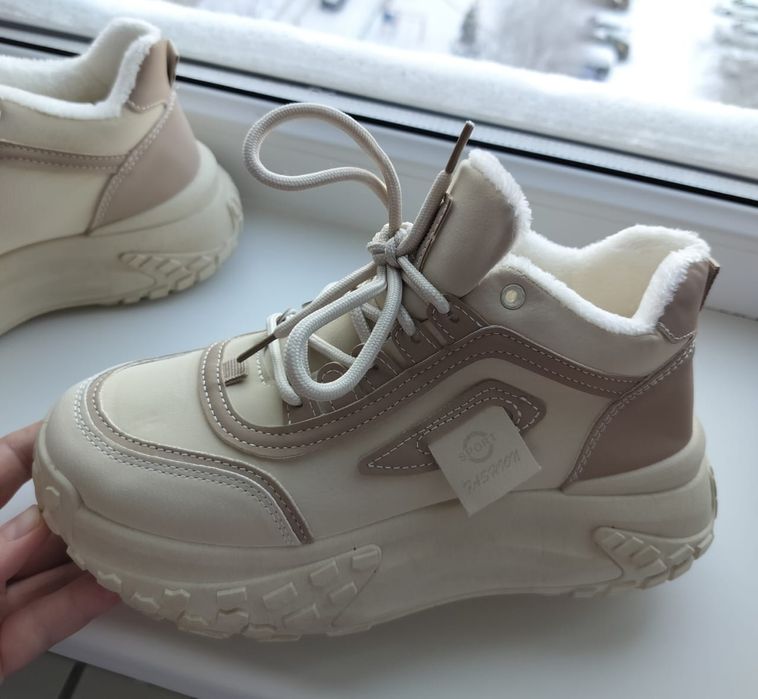 Продаю кроссовки  зимние