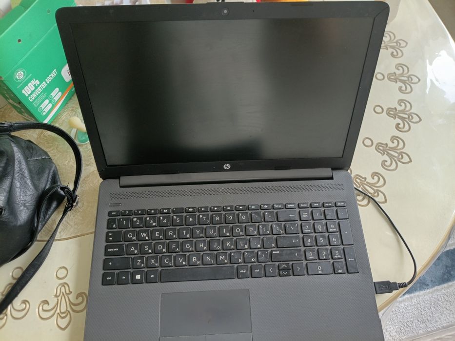 Ноутбук HP тамаша жұмыс істеп тұр