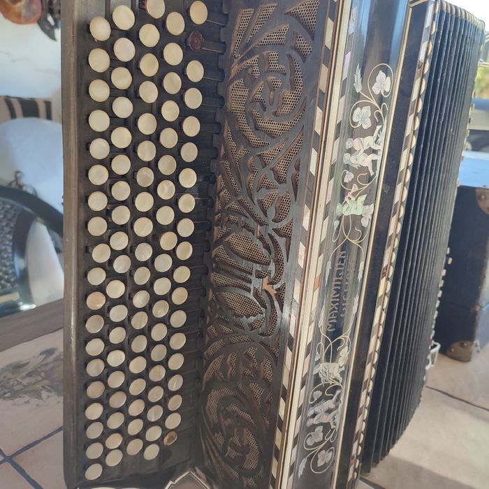 Стар антикварен акордеон Maximilien Vichoff