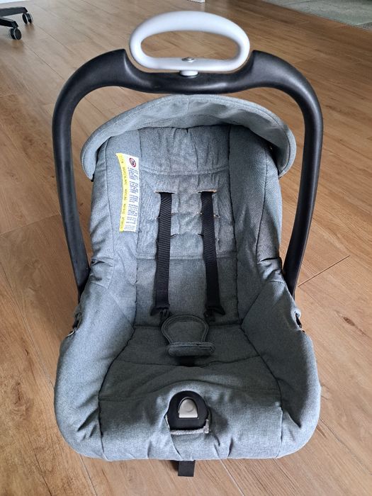 Mutsy Safe2go столче за кола плюс адаптери