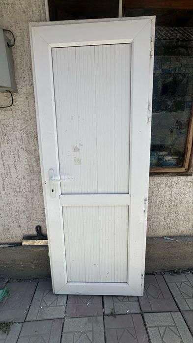 Пластиковая дверь.