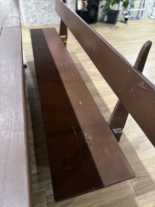 Продавам масивна дървена маса с две скамейки