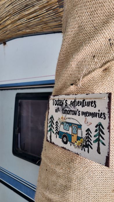 Продава каравана с просторен навес на морето