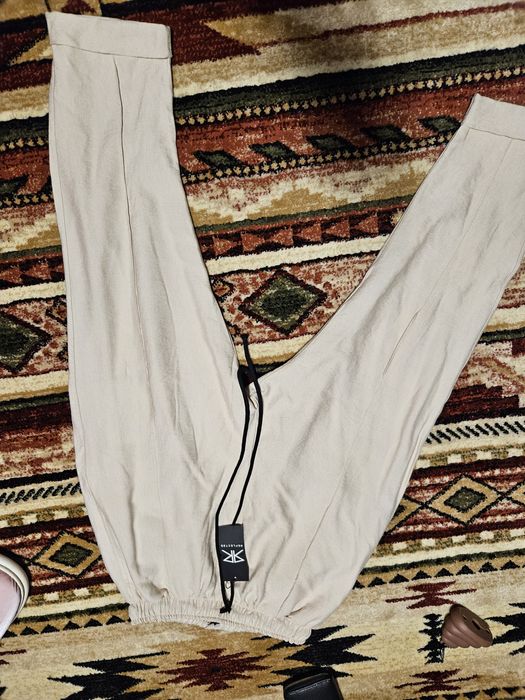 Pantaloni noi cu eticheta, Reflex