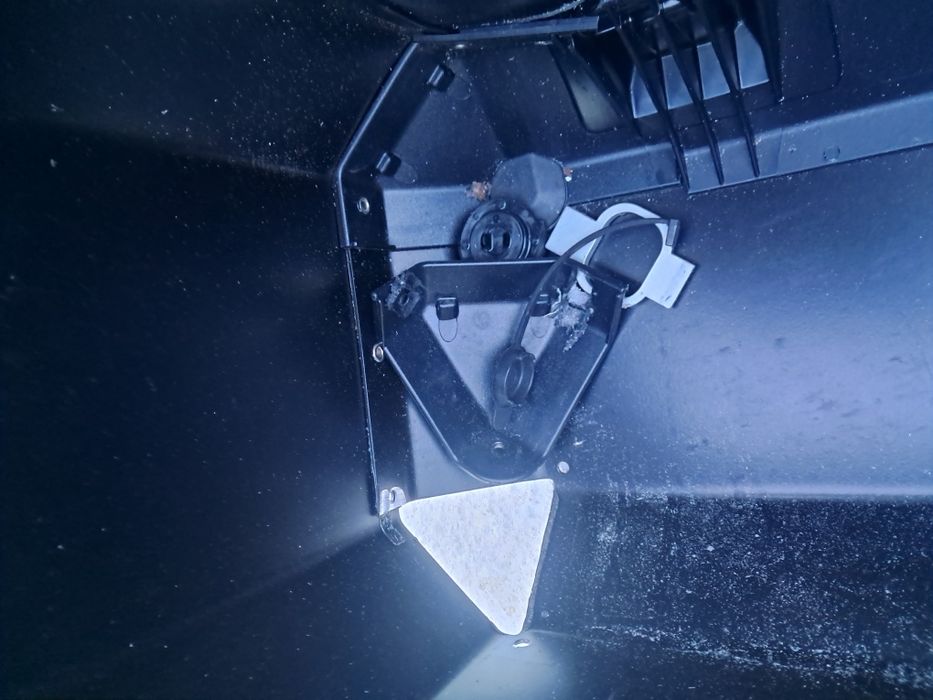 Спойлер Резервоар куфар за мотор 1 бр 20 е