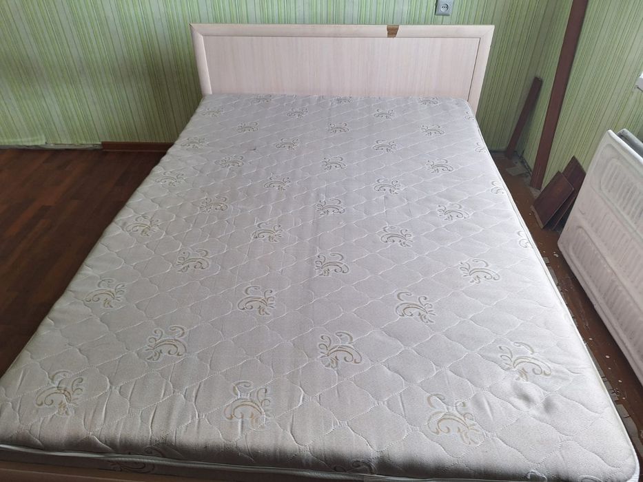 Двуспальная кровать