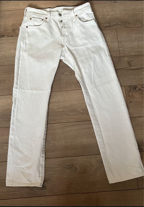 Blugi noi Levi’s de vanzare