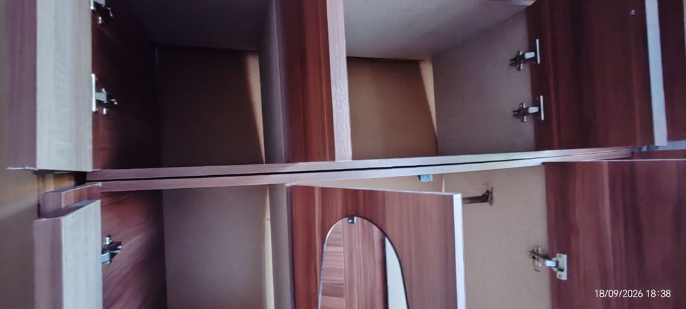 Dulap cu oglinzi pentru îmbrăcăminte