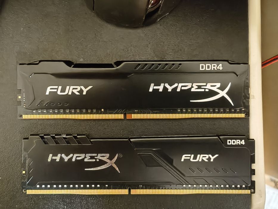Vând RAM DDR4 8GB 2400/2666 Kingston HyperX Fury