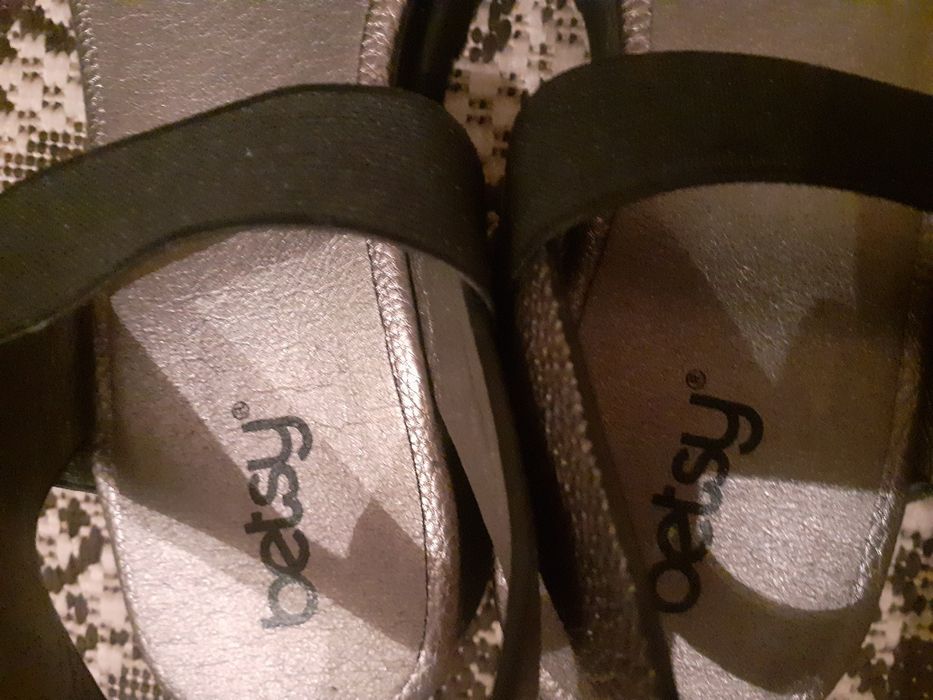 Срочно продам босоножки