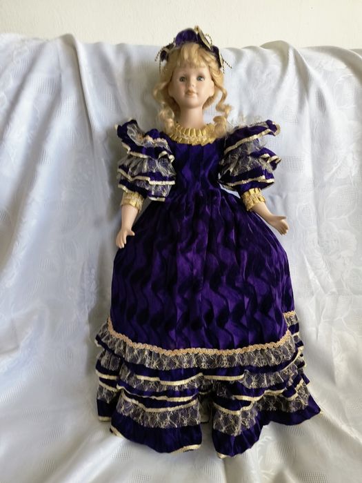 Голяма, порцеланова кукла