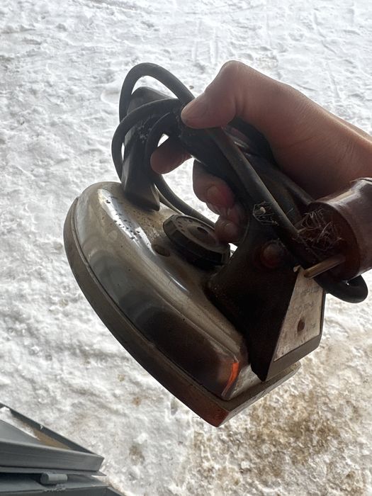 Советский утюг, металлический с чёрной рукояткой.