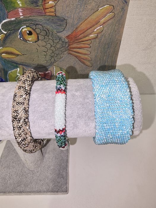 Браслет вязанный из бисера