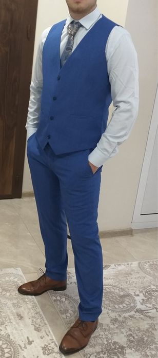 Втален мъжки костюм цвят син.