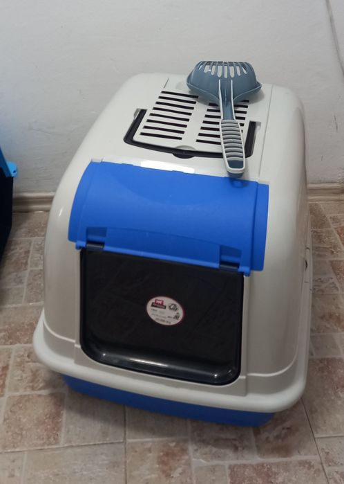 Закрита котешка тоалетна с филтър