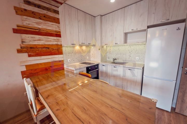 Тристаен апартамент, Левски