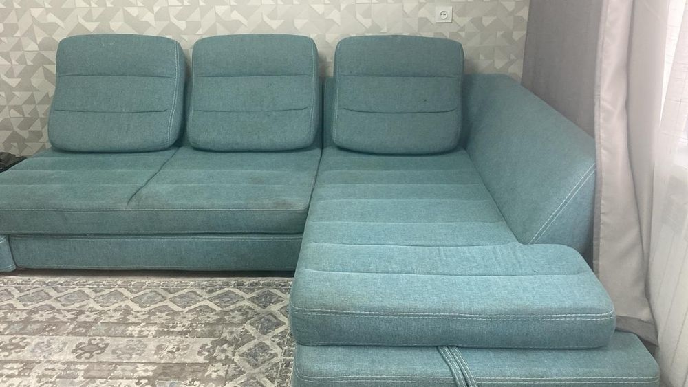 Диван угловой с подушками