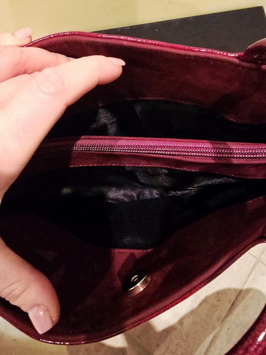 Geanta roșie lucioasa