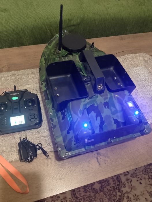 Лодка за захранка, макари, стойка