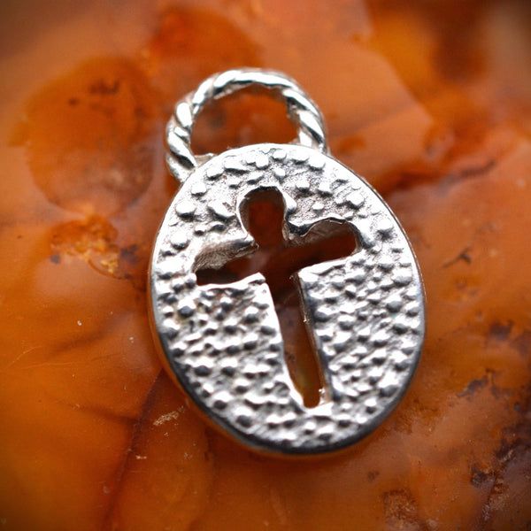 Сребърен медальон 925 „Кръстът на Смирението“– символ на защита и вяра