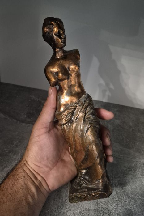 Statuetă decorativă Zeița Afrodita din antimoniu poleită cu cupru, înnălțime 24cm.