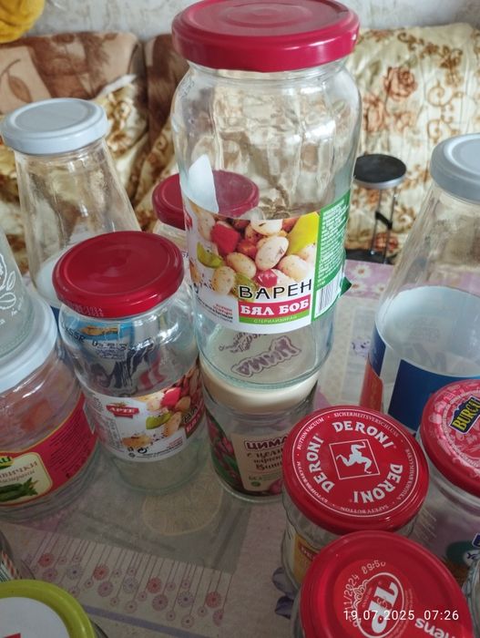 Стъклени буркани и бутилки