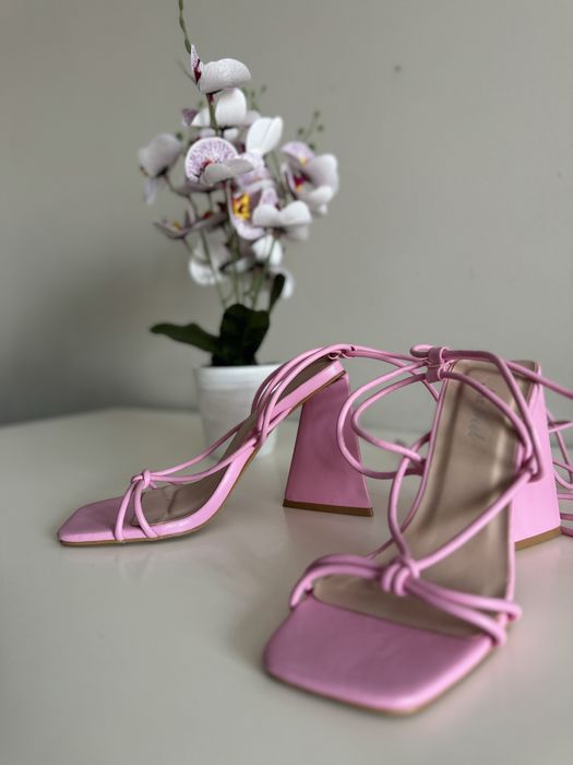 Розови елегантни обувки на ток