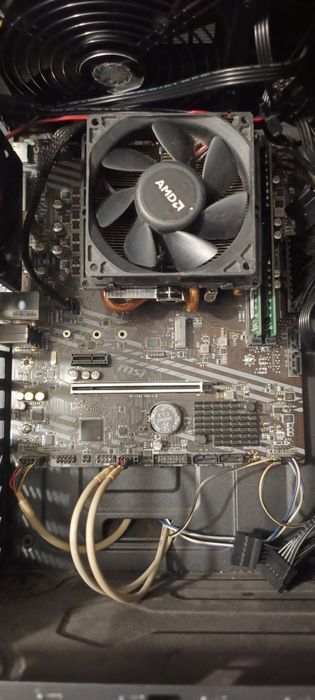 Vând calculator incomplet Ryzen 5 16 GB ddr4