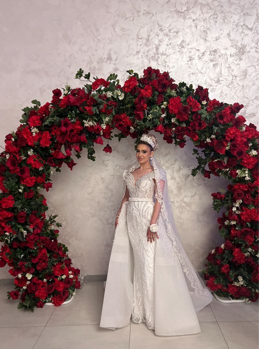 Vand rochii mireasa tip printesa si tip sirena cu trena detasabila