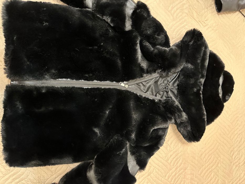 Дамско пухено яке с качулка 
Размер М
120лв